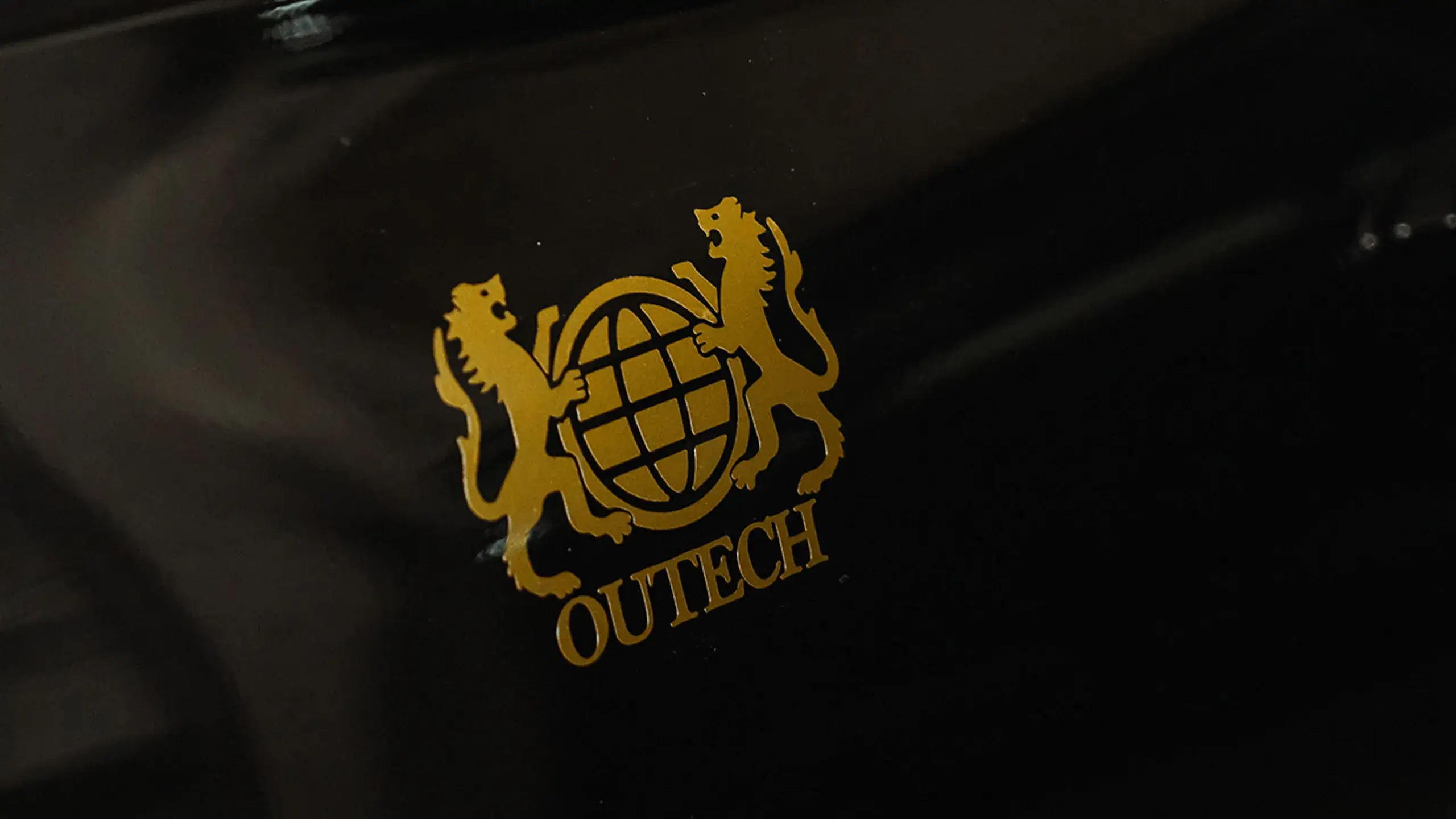 ハイヤーに刻印されたアウテックのロゴ