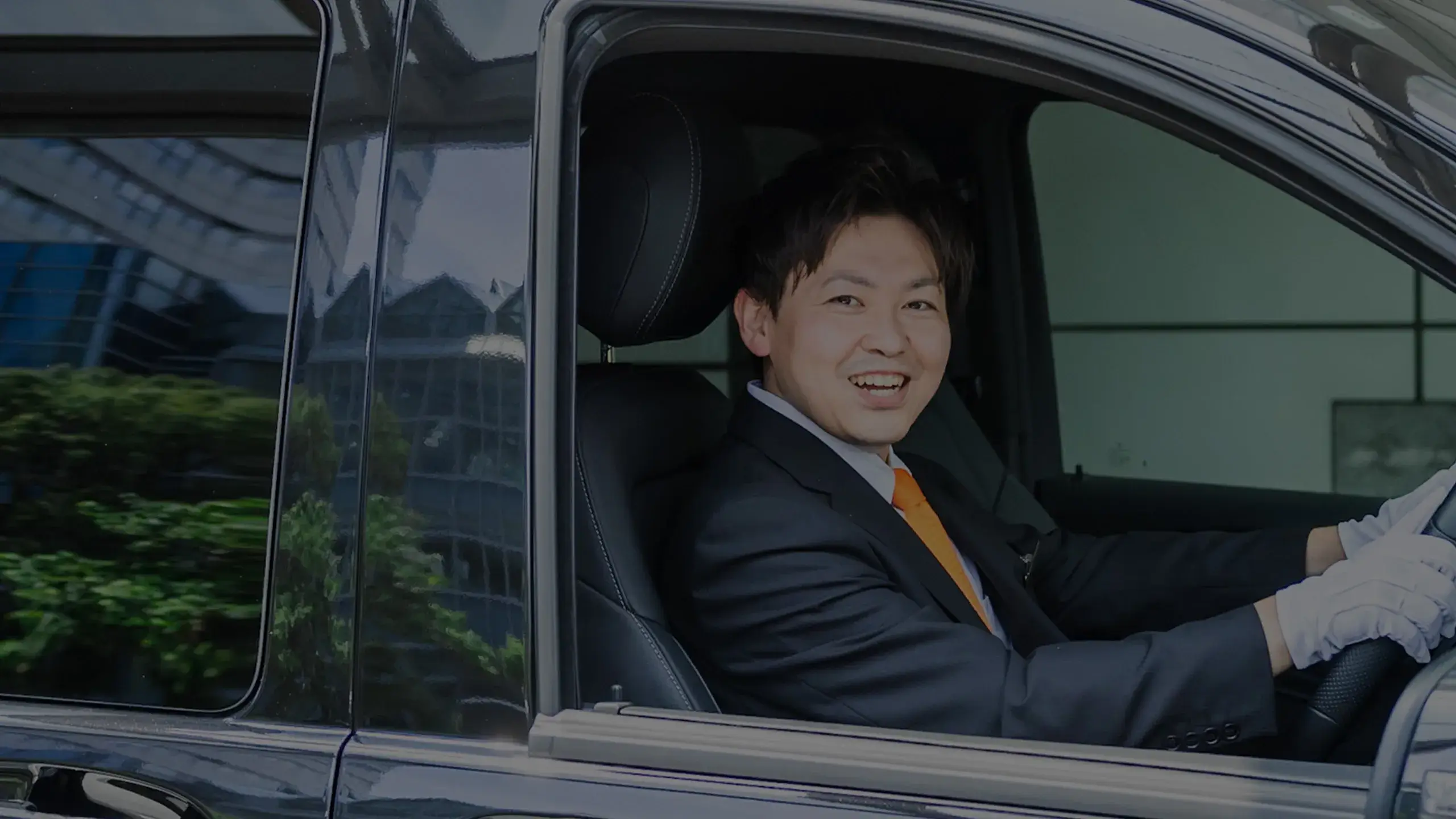 ハイヤーを運転するアウトドアプランナー