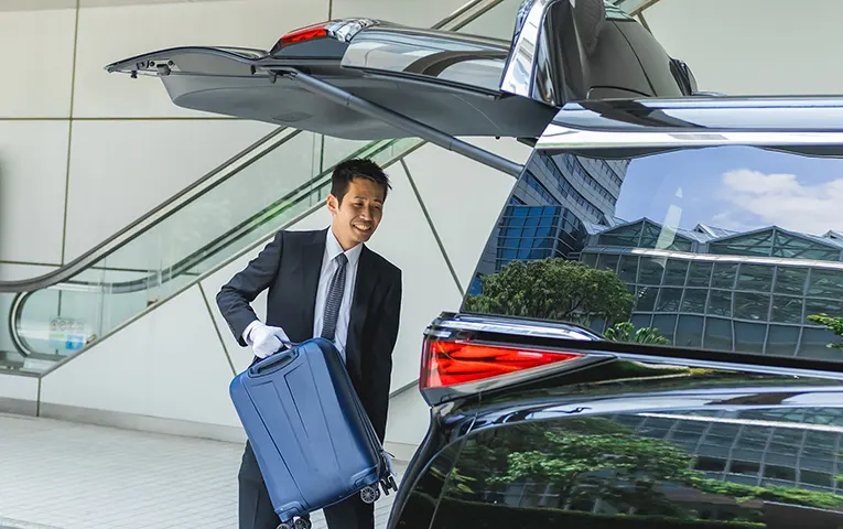 The Hiace van can accommodate up to nine suitcases
