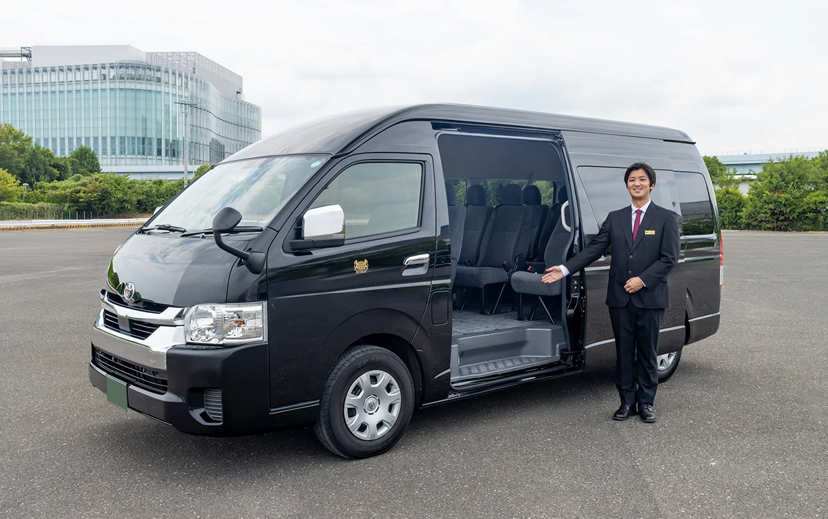 Private round-trip transfer between Tokyo and Hakone with a professional chauffeur guide