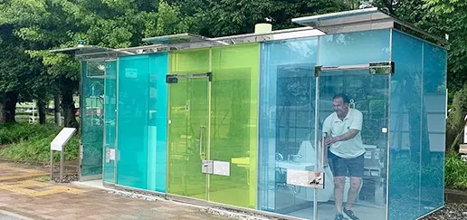 代々木深町小公園トイレ 坂茂設計 透明なガラス張りのトイレ