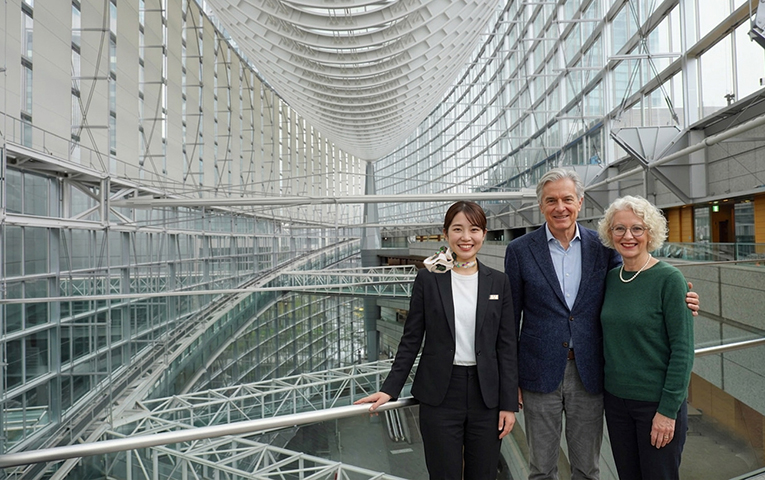 東京国際フォーラムにて、ドライバーガイドと記念撮影