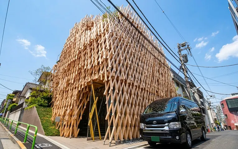 表参道のサニーヒルズ前にハイエースが停車