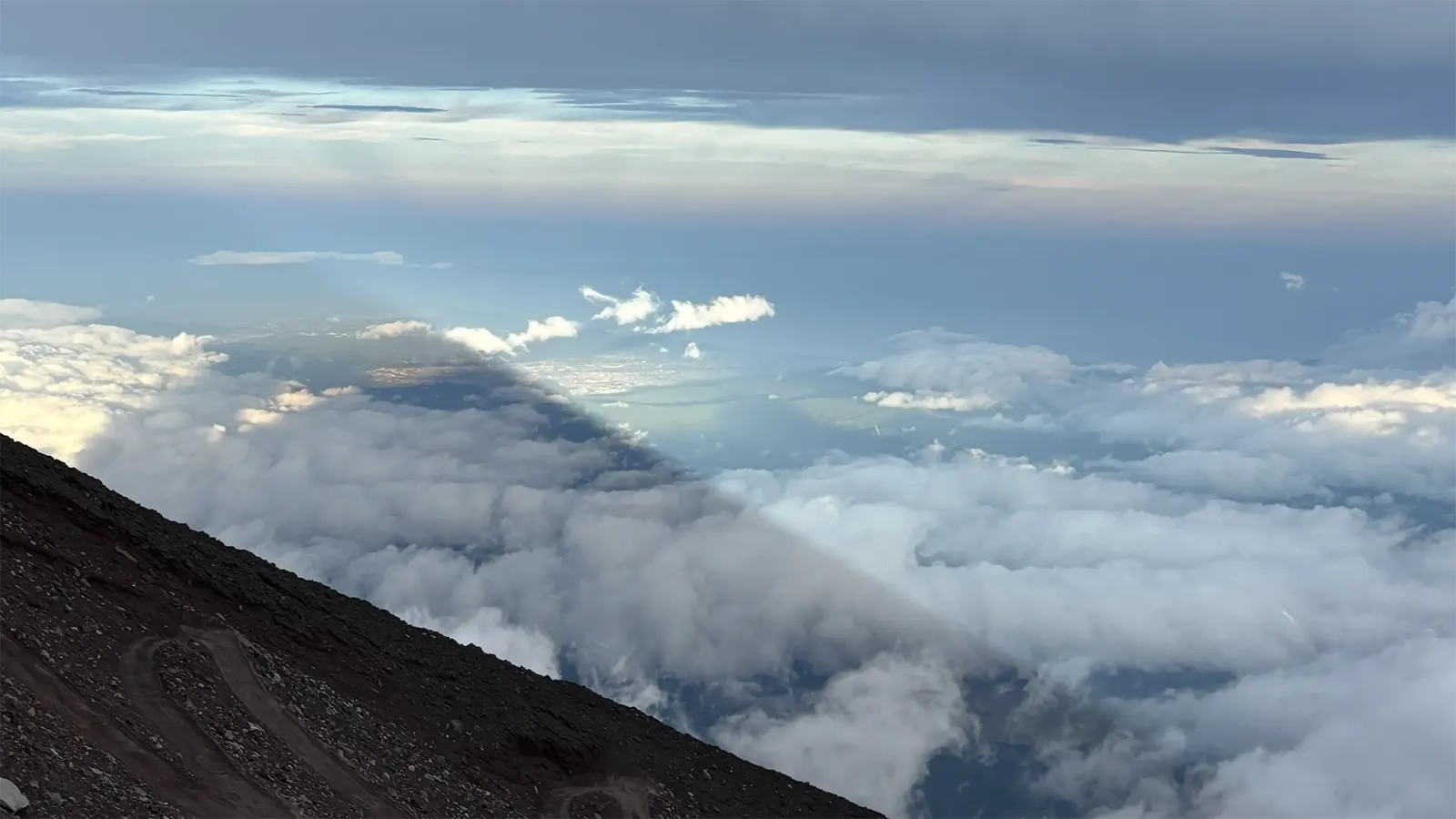 Viewing a sea of clouds from Mt. Fuji