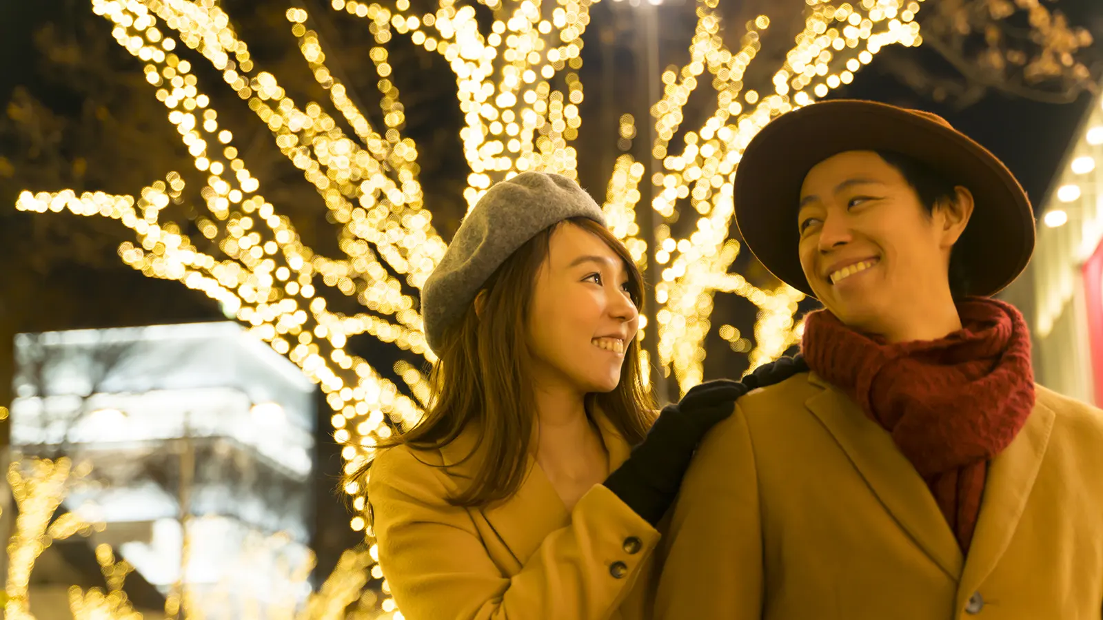 Couple enjoys Christmas night tour