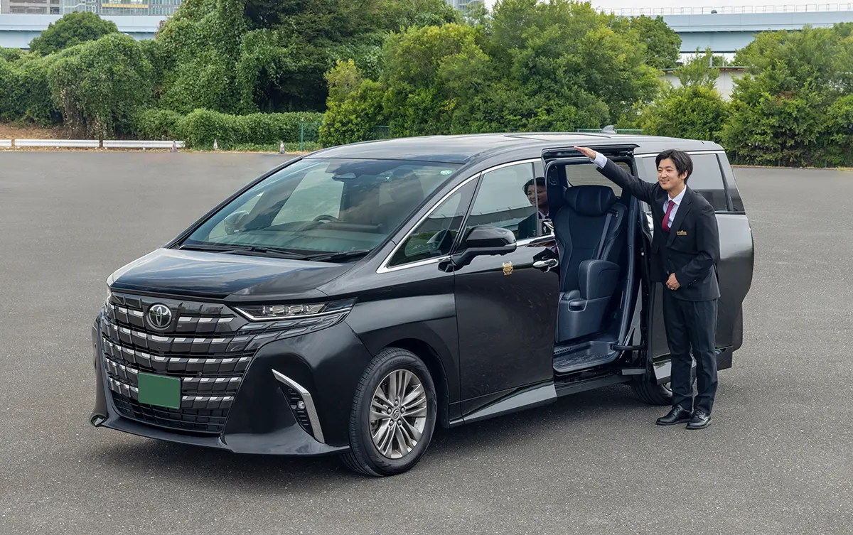 Toyota Alphard luxury vehicle for private shopping tours