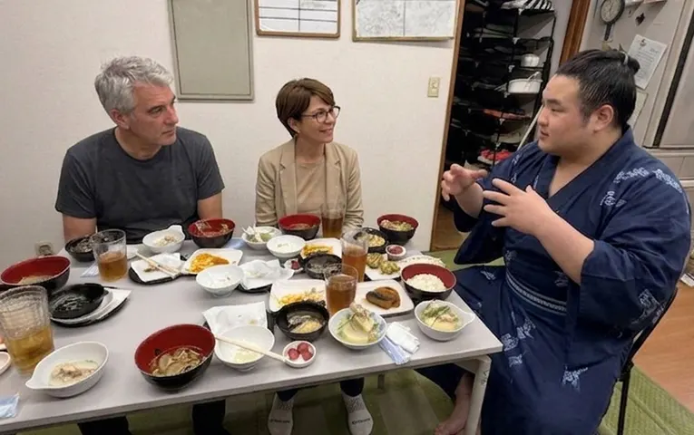 英語の通訳付きで、力士との会話も楽しめます