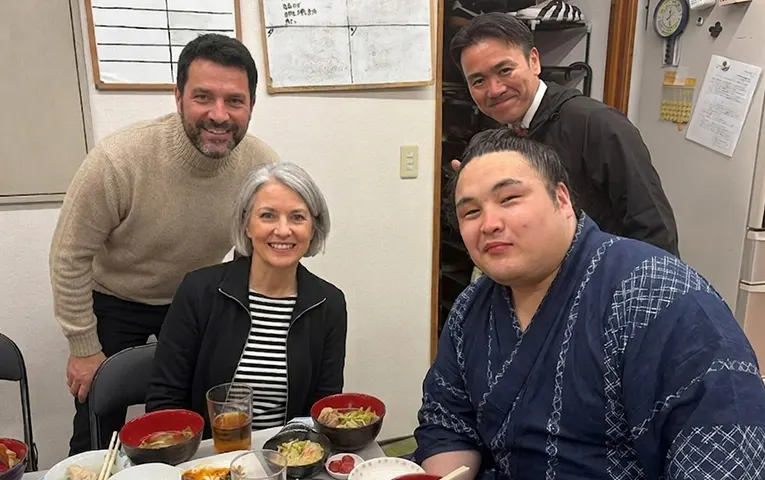 力士と記念撮影も