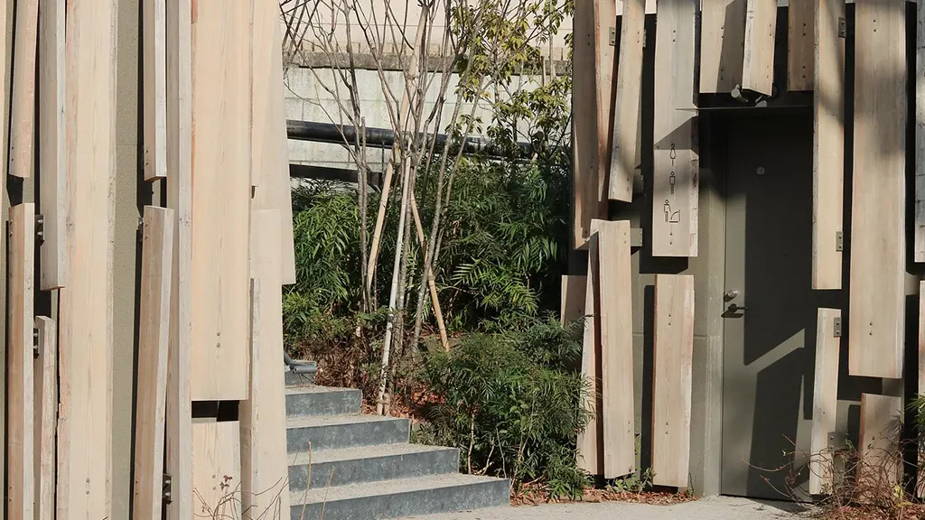 The exterior walls are covered with louvers made of 240 Yoshino cedar boards.