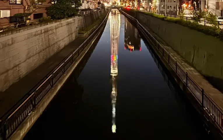 水面に映り込む、東京スカイツリーの「逆さスカイツリー」。