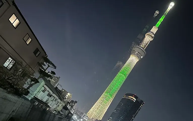 緑色のライトアップで輝く東京スカイツリー