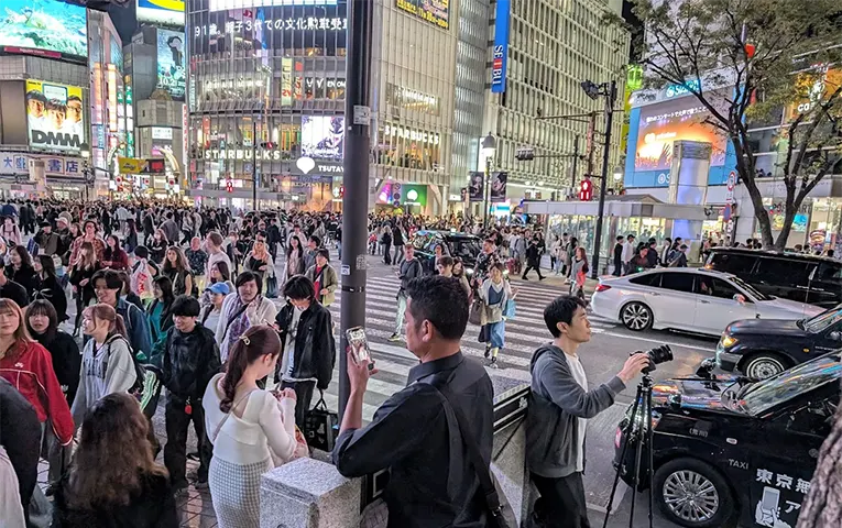 夜の渋谷スクランブル交差点。