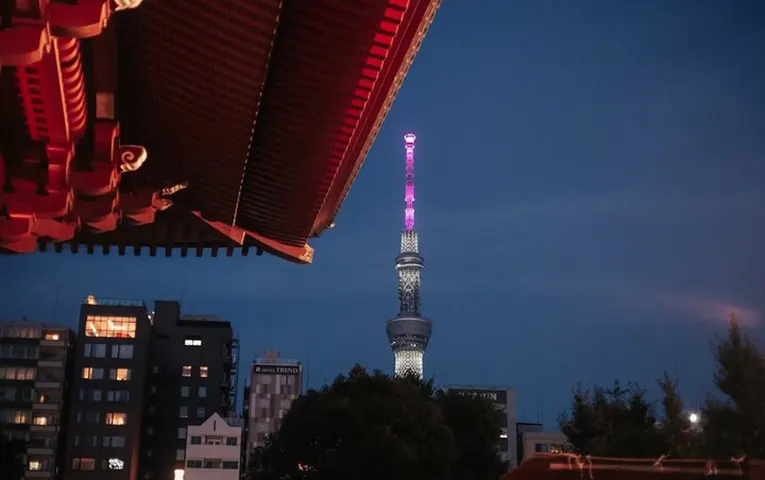 浅草寺と東京スカイツリー。
