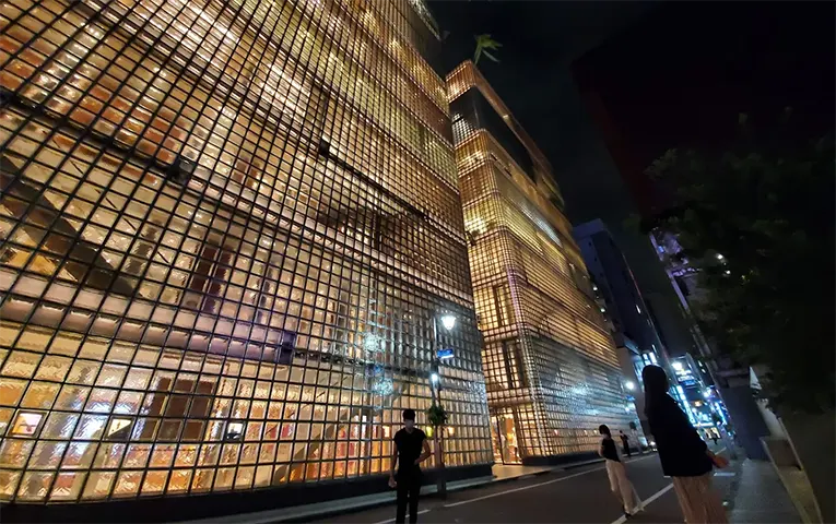 銀座のビルの華やかなネオン