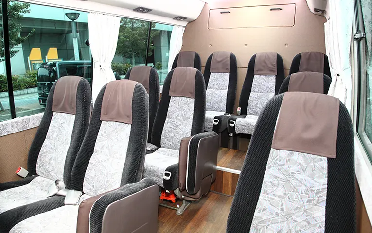 バス車内、小グループ(15名ほど)の人数に対応