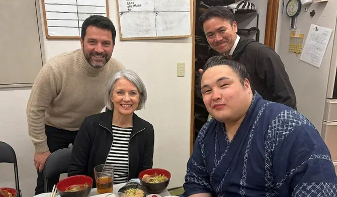 相撲朝稽古見学とちゃんこ料理、力士との交流ツアー