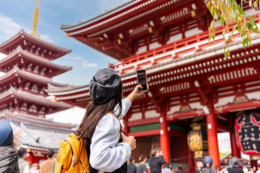 The girl take a picture at Asakusa