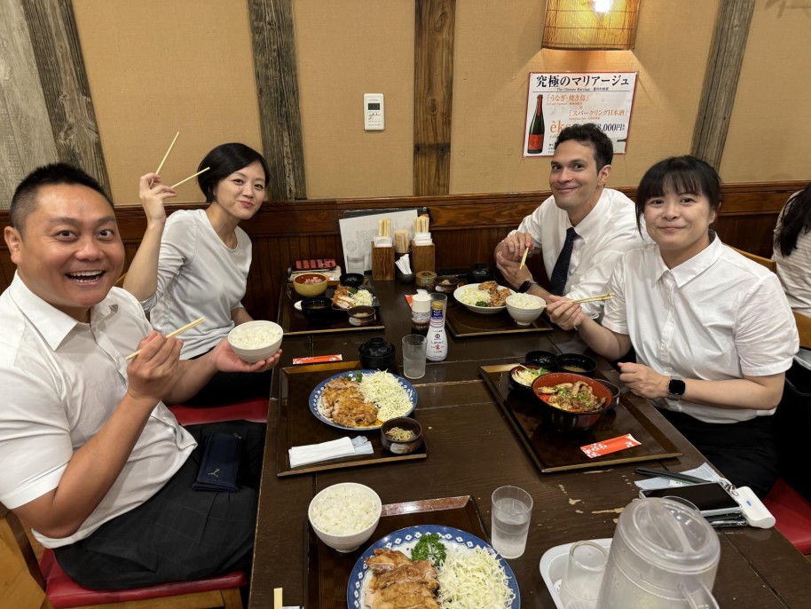昼食を兼ねて親睦会