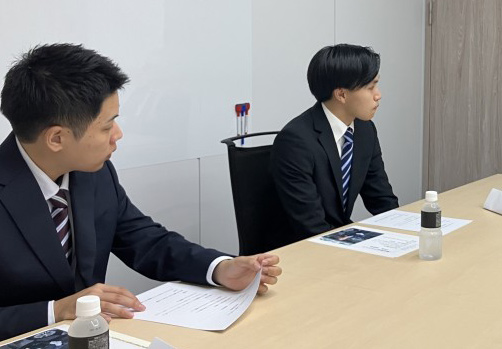 社長からの熱いメッセージを聞く内定者の皆さん