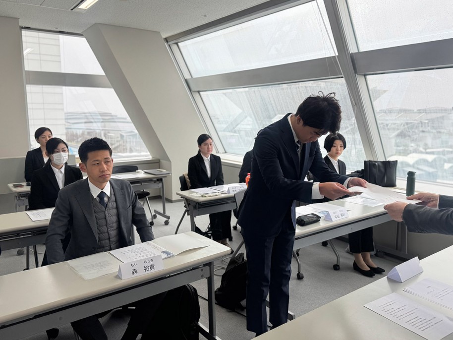 代表取締役から辞令授与