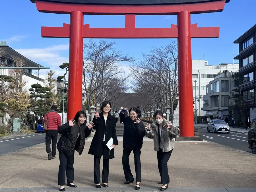 「小町通り」の入り口の鳥居
