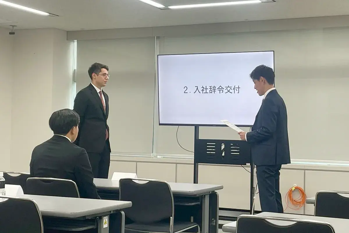 社長より入社辞令交付