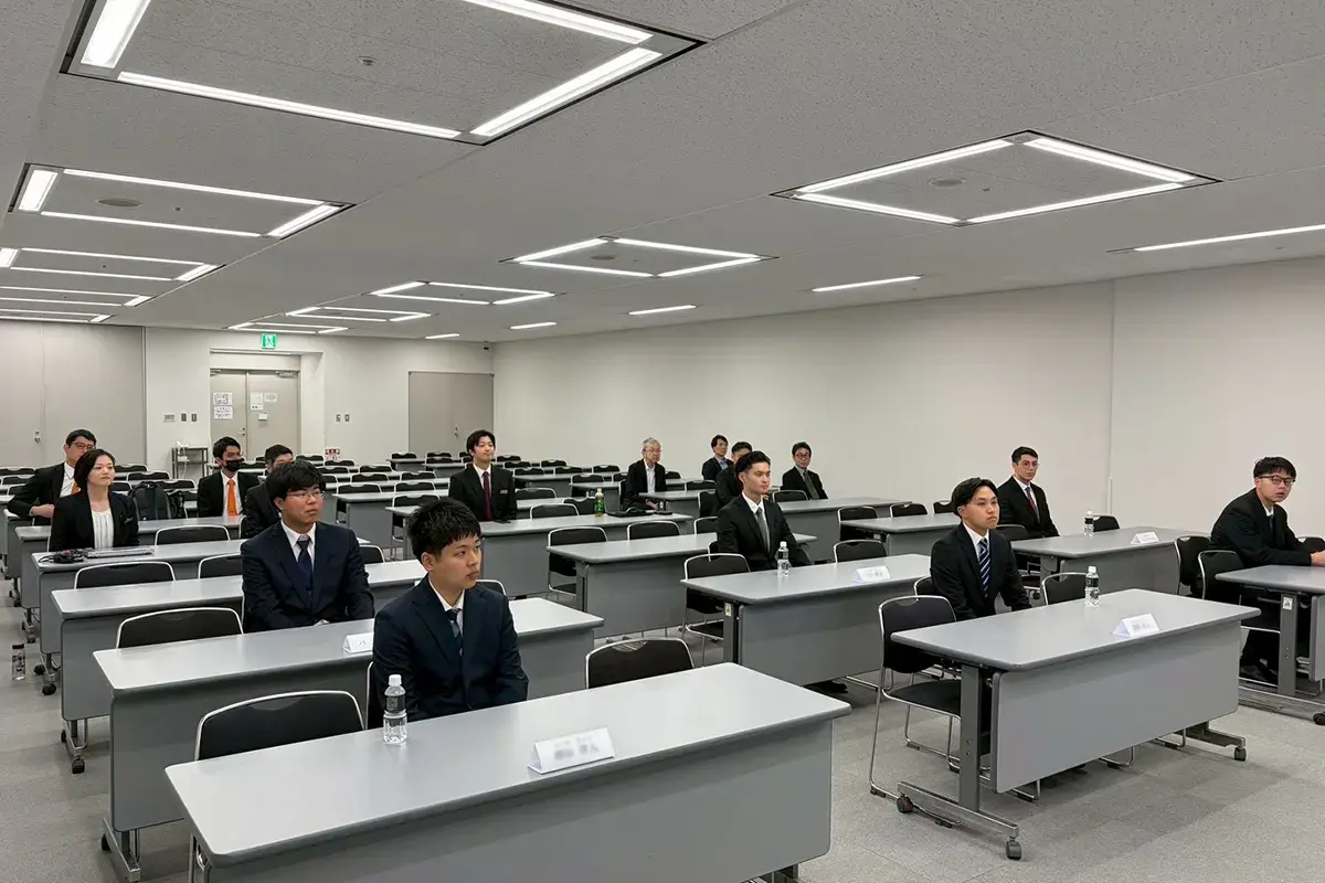 TFT有明ビルの会議室での入社式