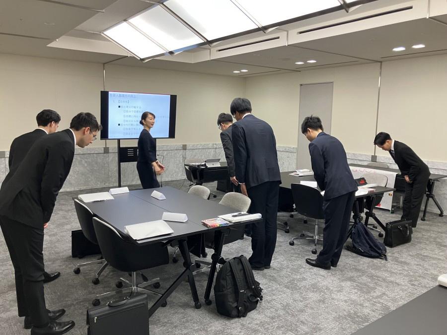 マナー研修にて、挨拶の練習