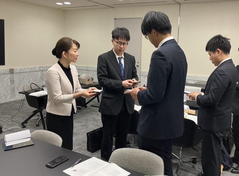 マナー研修にて、名刺交換の練習