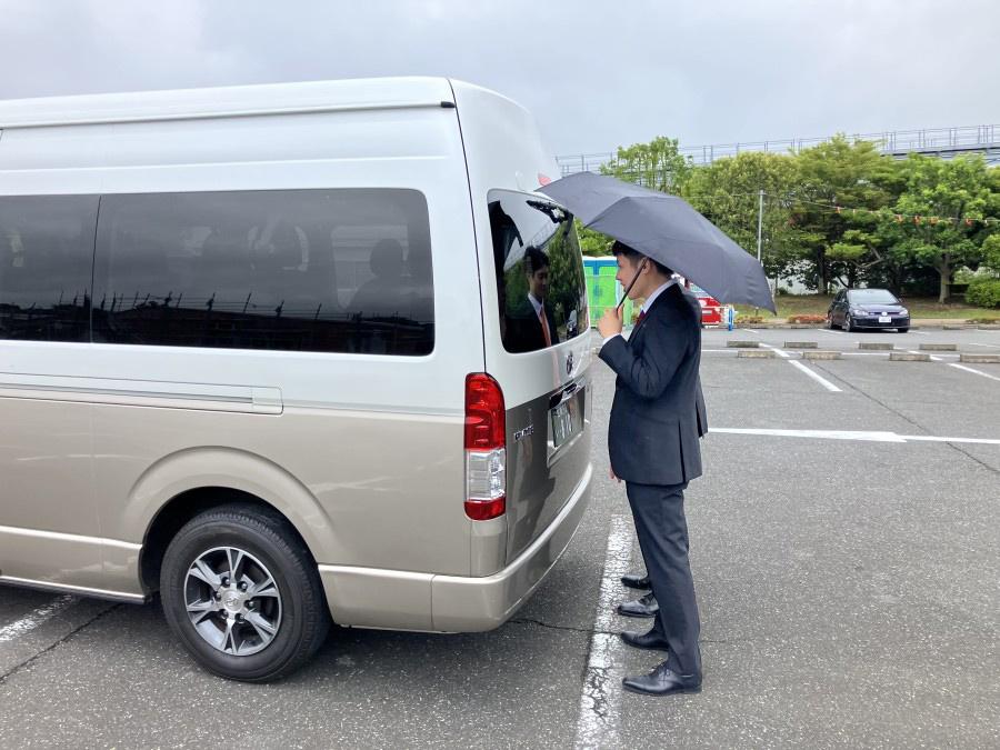 ハイエースに乗車し、車両感覚をつかみます