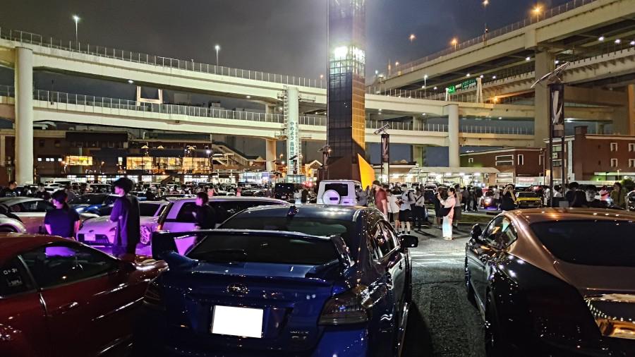 改造車や個性豊かな車が並ぶ大黒ふ頭パーキングエリア