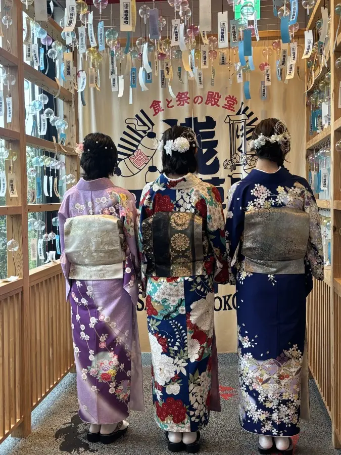 着物研修、女性プランナー３名が着物をきて後ろ姿にて撮影