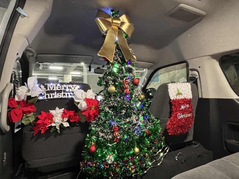 クリスマス仕様の車内