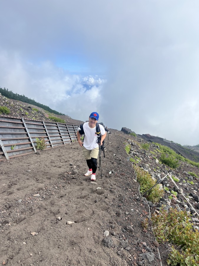 富士山トレッキングツアー富士山登頂めざして