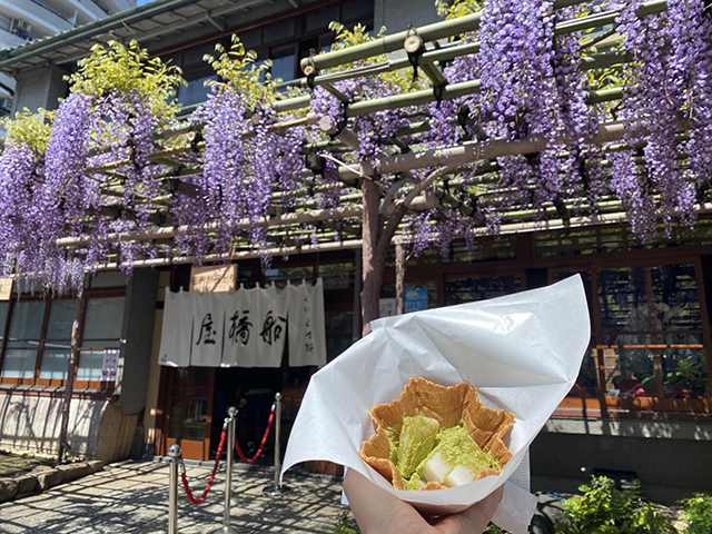 和菓子店に立ち寄りお土産も購入できます。