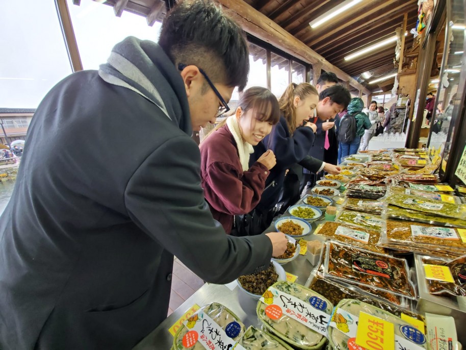 忍野八海エリアで試食を楽しむ