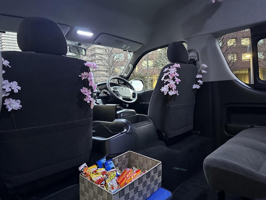 車内の桜装飾とお菓子サービス