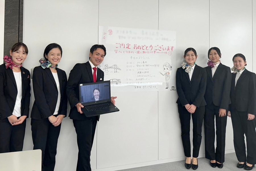 アウテックの社員と一緒に記念撮影