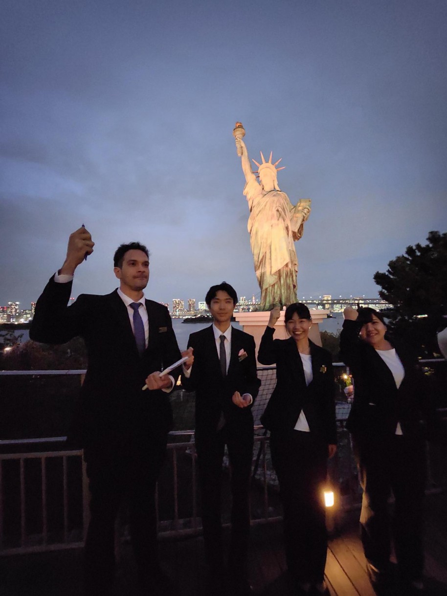 お台場、自由の女神像前で(夜景研修)