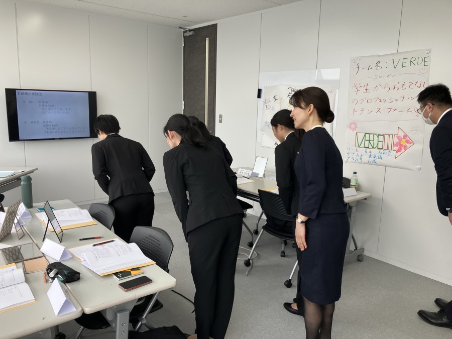 お辞儀の仕方を学ぶ