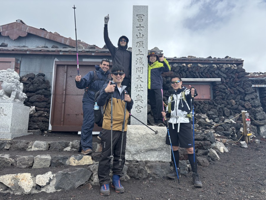 富士山トレッキングツアー富士山頂上へ到着