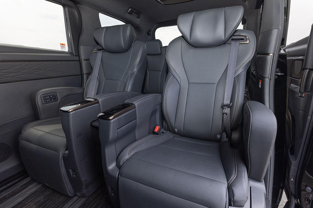 ひろびろした車内のアルファード