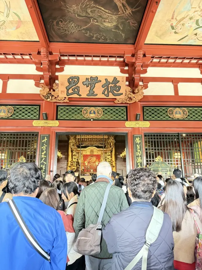 浅草寺ではお参りも