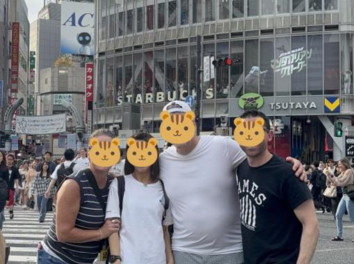 渋谷スクランブル交差点で記念撮影