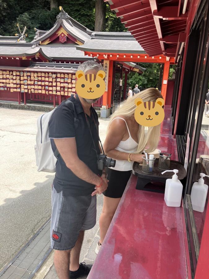 箱根神社にて、絵馬に願い事を書いています