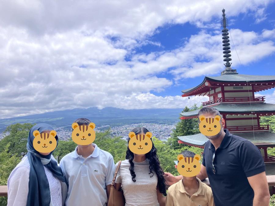 新倉山浅間公園にて、富士山の全貌は見えません。
