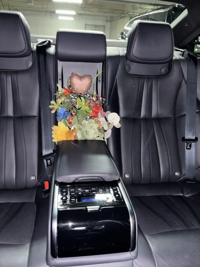 サプライズで車内を花で装飾