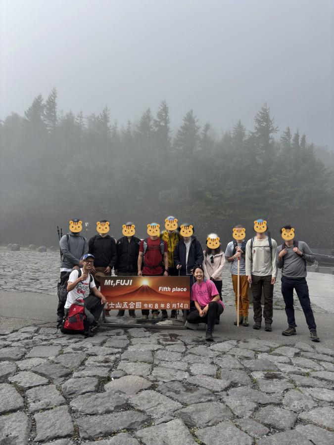 富士山５合目にて10名とガイド2名での記念撮影