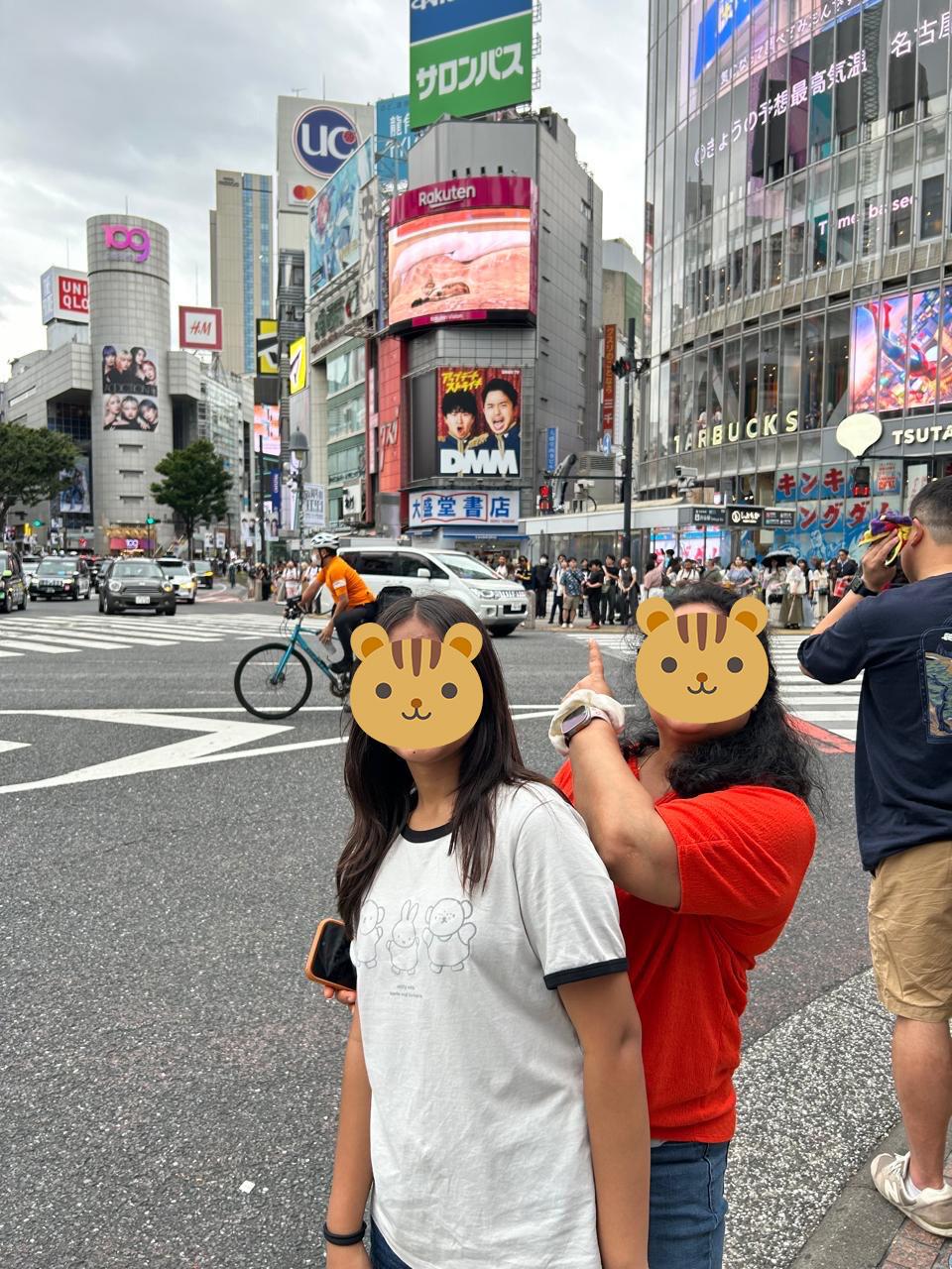 渋谷交差点で記念撮影