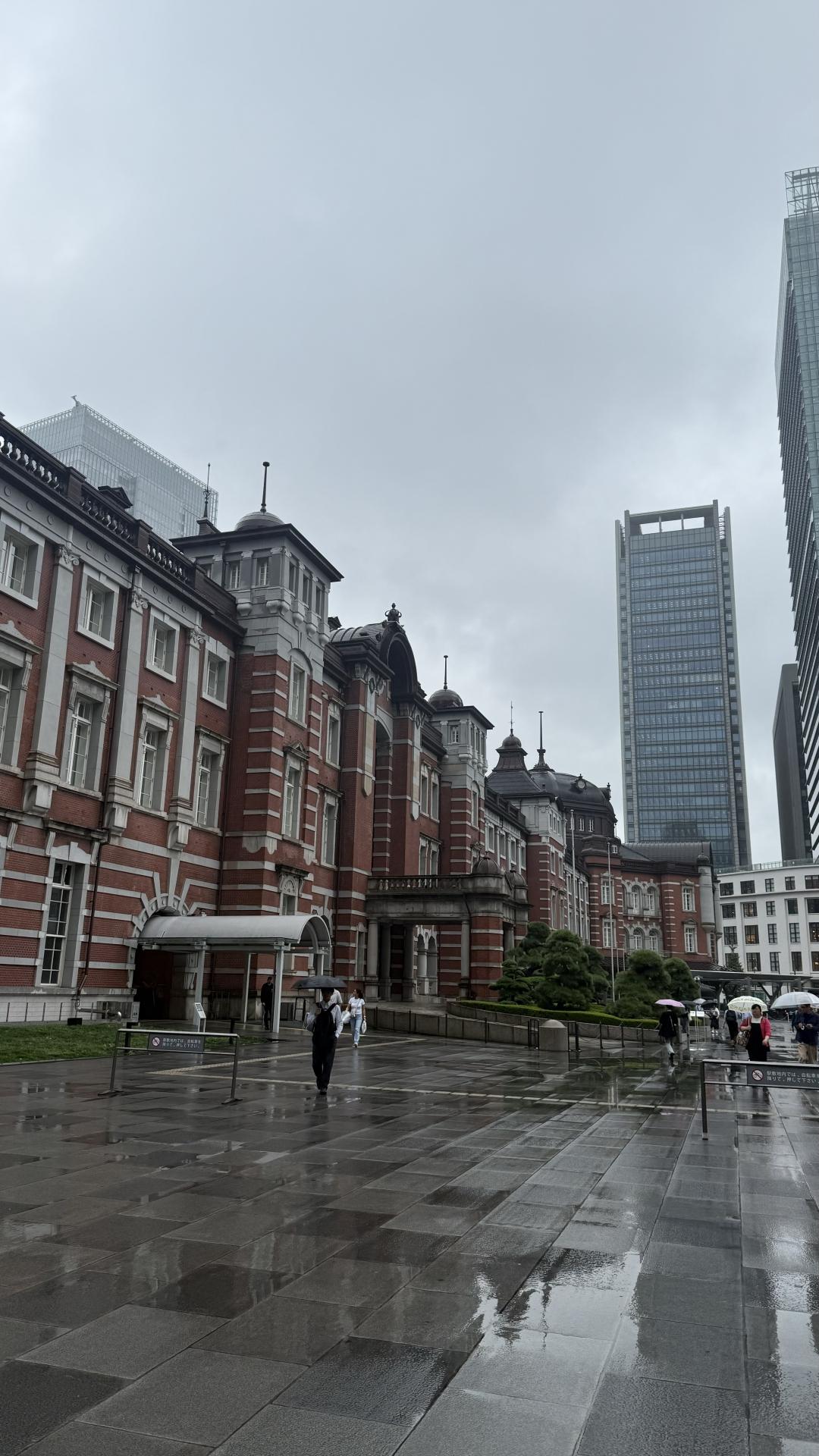 雨の東京駅